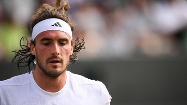 2023-07-08 17:44:09 Greece's Stefanos Tsitsipas reacts as he plays against Serbia's Laslo Djere during their men's singles tennis match on the sixth day of the 2023 Wimbledon Championships at The All England Tennis Club in Wimbledon, southwest London, on July 8, 2023.  
Daniel LEAL / AFP