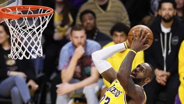 epa11104871 Los Angeles Lakers forward LeBron James drives to the basket during the fourth quarter of the NBA basketball game between the Los Angeles Lakers and Chicago Bulls in Los Angeles, California, USA, 25 January 2024.  EPA/CAROLINE BREHMAN  SHUTTERSTOCK OUT