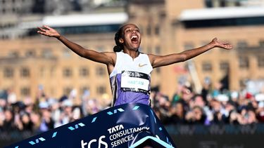 epaselect epa12338488 Sifan Hassan of the Netherlands crosses the finish line to win the women's 2025 Sydney Marathon in Sydney, Australia, 31 August 2025.  EPA/BIANCA DE MARCHI AUSTRALIA AND NEW ZEALAND OUT  EDITORIAL USE ONLY EDITORIAL USE ONLY