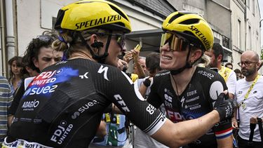 FDJ-SUEZ team's Dutch rider Demi Vollering (R) arrives to the finish line after a fall during the 3rd stage (out of 9) of the fourth edition of the Women's Tour de France cycling race, 163.5 km from La Gacilly to Angers, in Angers, western France on July 28, 2025. The end of the stage 3 was marked by the heavy fall 3,700 meters from the finish line of the favorite of the event, the Dutchwoman Demi Vollering, who took time to get back up but was classified in the same time as the first competitors, the fall having occurred in the 