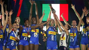 epa12359706 Italy's Anna Danesi (C) holds up the trophy as she celebrates with her teammates after winning the FIVB Women's Volleyball World Championship 2025 final match between Italy and Turkey in Bangkok, Thailand, 07 September 2025.  EPA/RUNGROJ YONGRIT