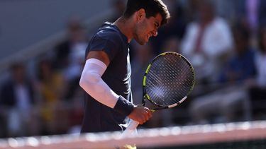 Spain's Carlos Alcaraz reacts during his men's singles final match against Germany's Alexander Zverev on Court Philippe-Chatrier on day fifteen of the French Open tennis tournament at the Roland Garros Complex in Paris on June 9, 2024. 
Alain JOCARD / AFP