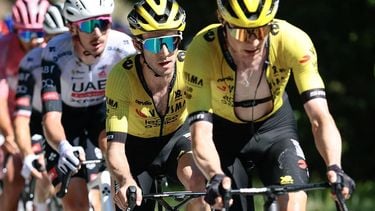 Team Visma-Lease a Bike's British rider Simon Yates  (2nd R) rides in the pack during the ascent of Col De Joux (Joux Pass) in the 19th stage of the 108th Giro d'Italia cycling race of 166kms from Biella to Champoluc on May 30, 2025. 
Luca Bettini / AFP