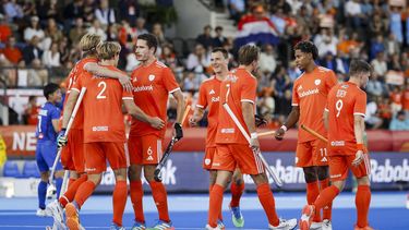 AMSTELVEEN - Spelers van Nederland voeren de 2-1 van Jip Janssen van Nederland tijdens de groepsfase wedstrijd op het WK hockey tussen Nederland en Japan in het Wagener Stadion. BAS CZERWINSKI / ANP