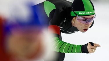 HEERENVEEN - Antoinette Rijpma - de Jong in actie op de 1.500 meter tegen Joy Beune voor vrouwen tijdens de eerste dag van het NK afstanden in Thialf. De olympische winter werd afgetrapt met het driedaagse schaatstoernooi. ANP VINCENT JANNINK