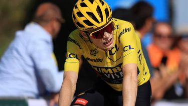 2023-07-09 18:09:06 epa10736412 Yellow Jersey overall leader Danish rider Jonas Vingegaard of team Jumbo-Visma reacts as he crosses the finish line of the 9th stage of the Tour de France 2023, a 184kms race from Saint-Leonard-de-Noblat to Puy de Dome, France, 09 July 2023.  EPA/MARTIN DIVISEK