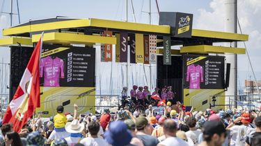 epa13145449 The team presentation of EF Education-Oatly prior to the first stage, a 138 km loop with start and finish in Lausanne, at the 5th edition of the Women's Tour de France cycling race (Tour de France Femmes), in Lausanne, Switzerland, 01 August 2026.  EPA/JEAN-CHRISTOPHE BOTT