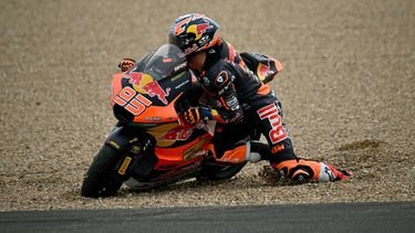 Red Bull KTM Ajo's Dutch rider Collin Veijer tries to get back on the race track after crashing out during the Moto2 race as part of the Moto GP Grand Prix of France weekend at Le Mans, northwestern France, on May 10, 2026. 
Loic VENANCE / AFP