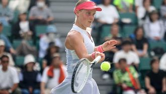 Netherlands' Suzan Lamens hits a return to Japan's Naomi Osaka during their women's singles match at the Japan Open tennis tournament in Osaka on October 15, 2025. 
PAUL MILLER / AFP