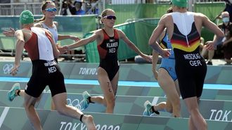 2021-07-31 08:34:32 epa09380892 Rachel Klamer of the Netherlands (C) competes in the Triathlon Mixed Relay of the Tokyo 2020 Olympic Games at the Odaiba Marine Park in Tokyo, Japan, 31 July 2021.  EPA/FRANCK ROBICHON