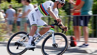 2023-08-20 14:41:39 ETTEN-LEUR - Wereldkampioen Mathieu van der Poel tijdens de Profwielerronde Etten-Leur. Van der Poel showt voor het eerst zijn regenboogtrui die hij veroverde tijdens het WK wielrennen in Glasgow. ANP BAS CZERWINSKI