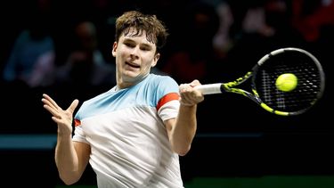 ROTTERDAM - Mees Rottgering in actie tegen Quentin Halys op de tweede dag van het ABN AMRO tennistoernooi in Ahoy Rotterdam. BAS CZERWINSKI / ANP