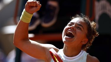 epa11391340 Jasmine Paolini of Italy celebrates winning her Women's Singles quarterfinal match against Elena Rybakina of Kazakhstan during the French Open Grand Slam tennis tournament at Roland Garros in Paris, France, 05 June 2024.  EPA/YOAN VALAT