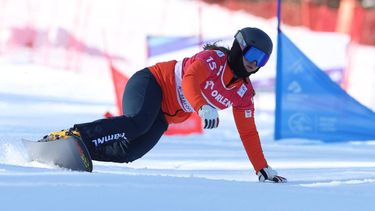 epa12784004 Michelle Dekker of the Netherlands in action during the women's Snowboard Parallel Giant Slalom at the FIS World Cup, in Krynica-Zdroj, Poland, 28 February 2026.  EPA/Grzegorz Momot POLAND OUT