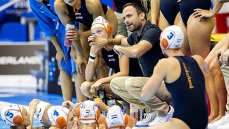 2023-07-24 16:45:27 FUKUOKA - Coach Evangelos Doudesis van Nederland met zijn team tijdens de kwartfinale tegen Canada van het WK waterpolo in Japan. ANP KOEN VAN WEEL