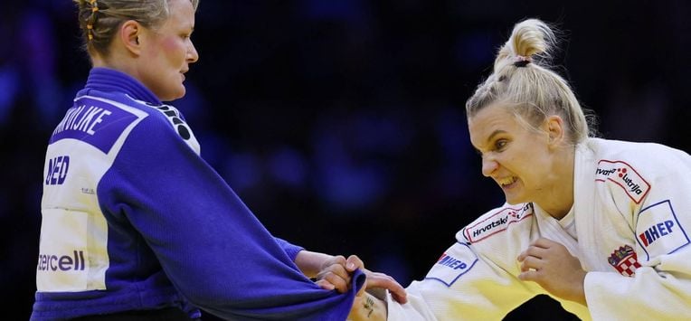 Croatia's Lara Cvjetko (white) competes against Netherlands' Sanne Van Dijke in the women's under 70 kg round of 32 at the World Judo Championships in Baku on October 8, 2026. 
Anne-Christine POUJOULAT / AFP