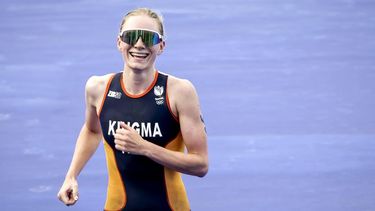 PARIJS - Triatleet Maya Kingma komt over de finish tijdens de individuele triatlon voor vrouwen op de Olympische Spelen. ANP ROBIN VAN LONKHUIJSEN