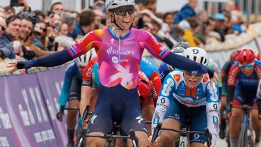 epa11256925 Dutch rider Lorena Wiebes of Team SD Worx - Protime celebrates winning the Scheldeprijs women's cycling race over 130.5 km from Schoten to Schoten, Belgium, 03 April 2024.  EPA/OLIVIER MATTHYS