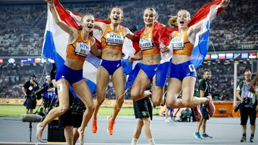 2023-08-27 21:58:02 BOEDAPEST - Lieke Klaver, Eveline Saalberg, Cathelijn Peeters en Femke Bol vieren winst op de 4x400 meter tijdens de laatste dag van de wereldkampioenschappen atletiek. ANP ROBIN VAN LONKHUIJSEN