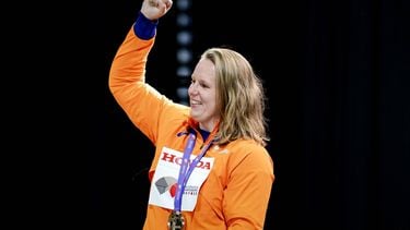 TOKIO - Jessica Schilder met haar gouden medaille tijdens de medaille ceremonie van het onderdeel 5000 meter tijdens de WK atletiek in het Japan National Stadium. ANP ROBIN VAN LONKHUIJSEN
