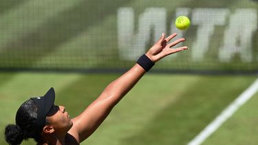 Japan's Naomi Osaka serves the ball to Russia's Ekaterina Alexandrova during the women's singles quarter-final match of the WTA 500 Bad Homburg Open tennis tournament in Bad Homburg, western Germany on June 25, 2026. 
Kirill KUDRYAVTSEV / AFP
