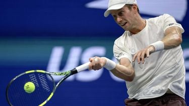 epa13227308 Botic Van de Zandschulp of the Netherlands in action against Alexander Zverev of Germany during their Men's Singles Quarterfinals match of the US Open Tennis Championships at the USTA Billie Jean King National Tennis Center in Flushing Meadows, New York, USA, 09 September 2026.  EPA/CRISTOBAL HERRERA-ULASHKEVICH