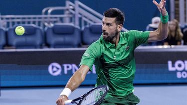 epa12000420 Novak Djokovic of Serbia in action against Jakub Mensik of Czechia during their Men's Singles Final at the 2025 Miami Open tennis tournament at the Hard Rock Stadium in Miami, Florida, USA, 30 March 2025.  EPA/CRISTOBAL HERRERA-ULASHKEVICH