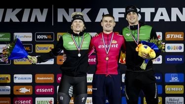 HEERENVEEN - Tim Prins, Joep Wennemars en Jenning de Boo tijdens de huldiging van de 1.000 meter voor mannen tijdens de slotdag van het NK Afstanden in Thialf. De olympische winter werd afgetrapt met het driedaagse schaatstoernooi. ANP VINCENT JANNINK