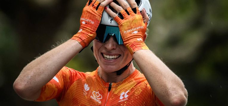 Dutch rider Demi Vollering celebrates as she wins the women 2025 UEC European road cycling championship, around Valence, on October 4, 2025. 
JEFF PACHOUD / AFP