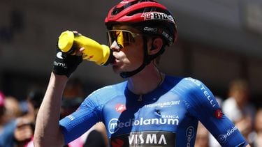 Team Visma Lease a Bike Danish rider Jonas Vingegaard drinks before the start of the 14th stage of the Giro d'Italia 2026 - Tour of Italy cycling race between Aosta and Pila (Gressan), Italy, on May 23, 2026. 
Luca Bettini / AFP
