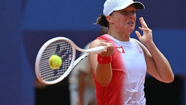 Poland's Iga Swiatek returns to Slovakia's Anna Karolina Schmiedlova during their women's singles Bronze Medal tennis match on Court Philippe-Chatrier at the Roland-Garros Stadium during the Paris 2024 Olympic Games, in Paris on August 2, 2024.  
Miguel MEDINA / AFP