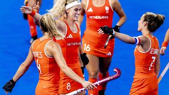 PARIJS - Yibbi Jansen juicht na het scoren van een doelpunt in de eerste groepswedstrijd van de Nederlandse hockeyvrouwen tegen Frankrijk op de Olympische Spelen. ANP REMKO DE WAAL