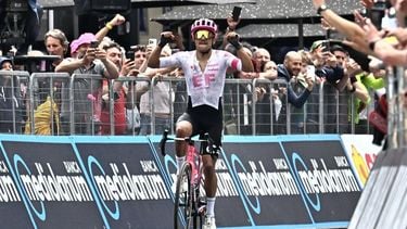 epa12123058 Ecuadorian rider Richard Carapaz of Education -Easypost wins the 11th stage of the Giro d'Italia cycling tour, over 186km from Viareggio to Castelnovo ne' Monti, Italy, 21 May 2025.  EPA/LUCA ZENNARO