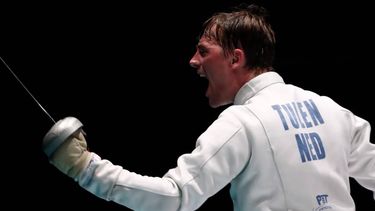 epa10022461 Tristan Tulen of the Netherlands reactsfter his Men's epee semi final match against Alexis Bayard of Switzerland at the European Fencing Championships in Antalya, Turkey, 19 June 2022.  EPA/ERDEM SAHIN