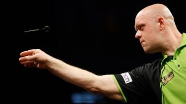 ROTTERDAM - Darter Michael van Gerwen in actie tegen Enelsman Stephen Bunting tijdens de elfde speelronde van de Premier League Darts in Ahoy Rotterdam. ANP BAS CZERWINSKI