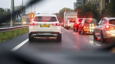 UTRECHT - Drukte op de A28. Regen, ongelukken en de afgesloten A12 zorgen voor de drukste ochtendspits tot nu toe dit jaar. ANP JEROEN JUMELET