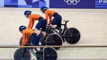 SAINT-QUENTIN-EN-YVELINES - Kyra Lamberink, Hetty van de Wouw, Steffie van der Peet tijdens de finale om brons van het teamsprint baanwielrennen in het Velodrome op de Olympische Spelen. ANP IRIS VAN DEN BROEK