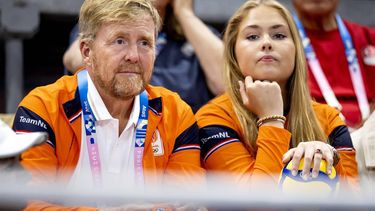 PARIJS - Koning Willem-Alexander en prinses Amalia tijdens de groepswedstrijd tussen Nederland en Turkije van het volleybaltoernooi tijdens de Olympische Spelen. De Nederlandse volleybalvrouwen namen in 2016 in Rio de Janeiro voor het laatst deel aan de Spelen. ANP ROBIN VAN LONKHUIJSEN