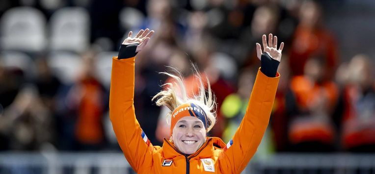 MILAAN - Merel Conijn tijdens de medailleceremonie van de 5.000 meter bij het langebaanschaatsen in het Milano Speed Skating Stadium op de Olympische Winterspelen van Milaan. SEM VAN DER WAL / ANP