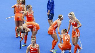 AMSTELVEEN - Speelsters van Nederland reageren na het verliezen van de finale op het WK hockey tussen Nederland en Argentinië in het Wagener Stadion. BAS CZERWINSKI / ANP