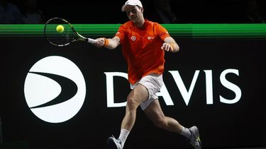 2023-11-23 12:48:17 epa10990692 Dutch player Botic van de Zandschulp in action against Matteo Arnaldi of Italy during the Davis Cup quarter final between Italy and the Netherlands at Martin Carpena pavilion in Malaga, Spain, 23 November 2023.  EPA/Jorge Zapata