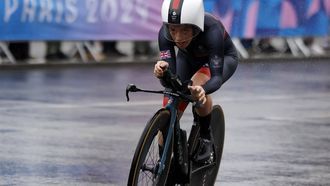 epa11499828 Anna Henderson of Great Britain in action during the Women's Individual Time Trial at the Road Cycling competitions in the Paris 2024 Olympic Games, Pont Alexandre III in Paris, France, 27 July 2024.  EPA/YOAN VALAT