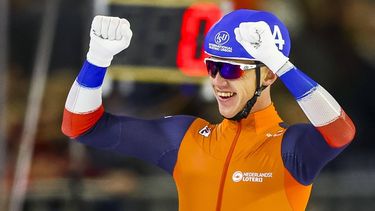 2022-11-18 20:02:55 HEERENVEEN - Bart Hoolwerf juicht na het winnen van de Massa Start finale heren tijdens het tweede ISU langebaan wereldbeker toernooi in Thialf. ANP VINCENT JANNINK