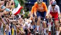 PARIJS - Wielrenners Lorena Wiebes en Demi Vollering tijdens de wegrace wielrennen vrouwen op de Olympische Spelen. ANP REMKO DE WAAL