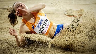 GLASGOW - Sofie Dokter, in actie tijdens het verspringen op de vijfkamp op de eerste dag van wereldkampioenschappen indooratletiek in Schotland. ANP ROBIN VAN LONKHUIJSEN