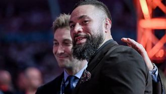 epa12248197 New Zealand boxer Joseph Parker (R), meets with George Warren (L), the son of English boxing promoter Frank Warren attends the undercard bouts before Oleksandr Usyk of Ukraine faces Daniel Dubois of Great Britain in their undisputed heavyweight title bout at the Wembley Stadium in London, Great Britain, 19 July 2025. It is the second meeting between the WBA (Super), WBO and WBC champion Usyk and IBF title-holder Dubois following their fight in 2023 which Usyk won.  EPA/DANIEL HAMBURY