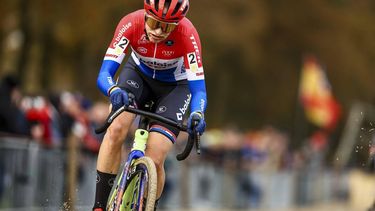 Netherlands' Lucinda Brand competes during the women's race of the Superprestige Merksplas cyclocross event, fourth stage (4/8) of the Superprestige cyclocross cycling competition in Merksplas on November 16, 2024. 
DAVID PINTENS / Belga / AFP