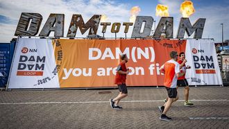 ZAANDAM - Deelnemers aan de recreatieloop tijdens de 37e editie van de Dam tot Damloop. ANP ROBIN UTRECHT