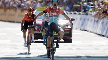 epa11485839 Belgian rider Victor Campenaerts of Lotto Dstny celebrates as he crosses the finish line to win the 18th stage of the 2024 Tour de France cycling race over 179km from Gap to Barcelonnette, France, 18 July 2024.  EPA/SEBASTIEN NOGIER