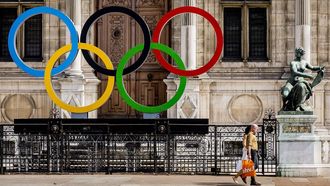 PARIJS - De olympische ringen voor het Hôtel de ville de Paris, het stadhuis van Parijs, in aanloop naar de Olympische Spelen van 2024 in Parijs. ANP REMKO DE WAAL